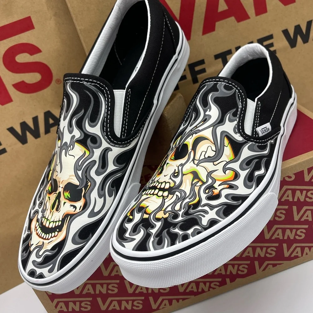 Vans WMNS Black Skull Design Bold Classic Slip-On
Flame Skull Black/True White - Picture 2 of 16